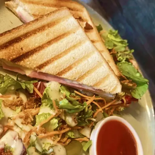 Croques monsieur double avec salade